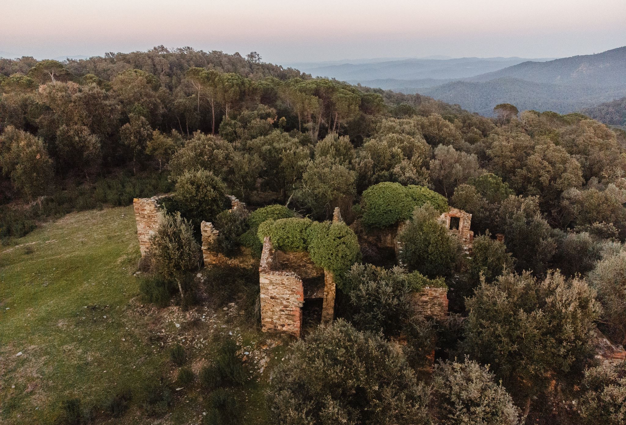 Masia en ruïnes en plena natura