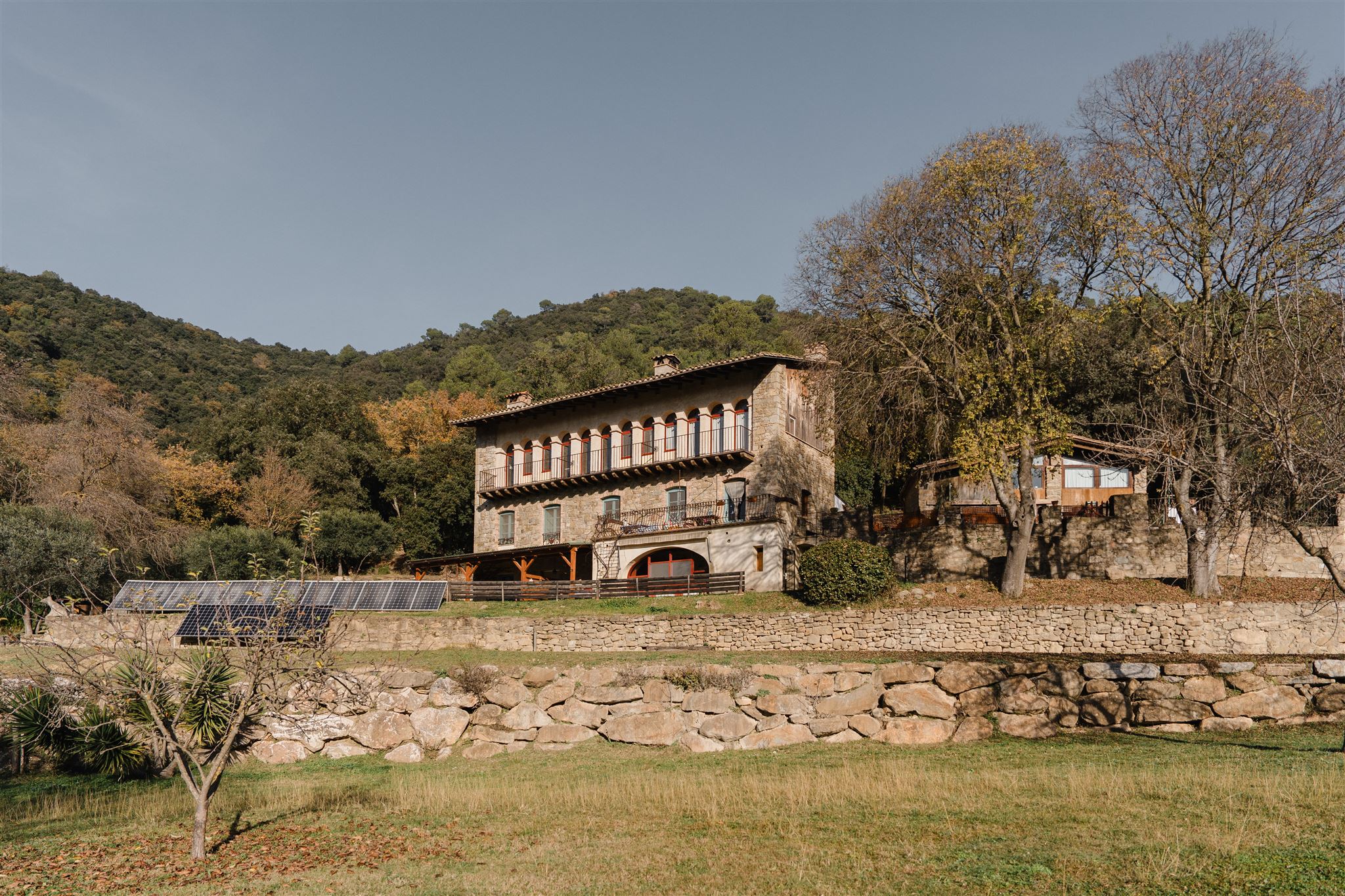 Finca amb 5 vivendes i quadres per cavalls