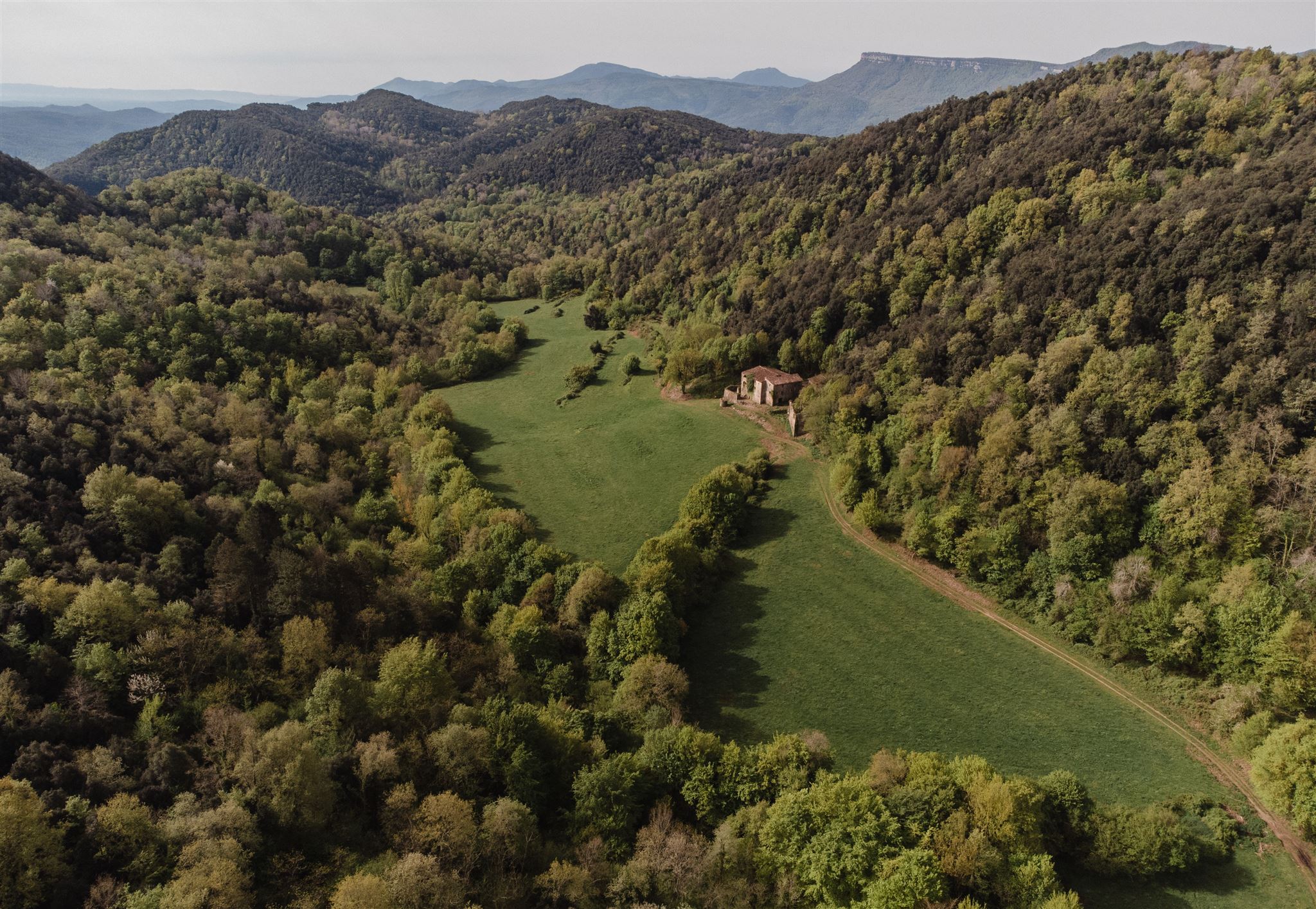 Gran finca amb masia pairal i dues ruïnes